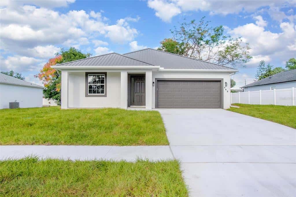 Single Family Residence in DELTONA