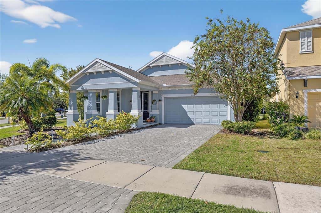Single Family Residence in APOLLO BEACH