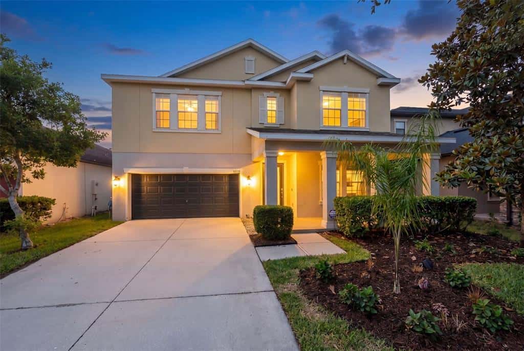 Single Family Residence in RIVERVIEW