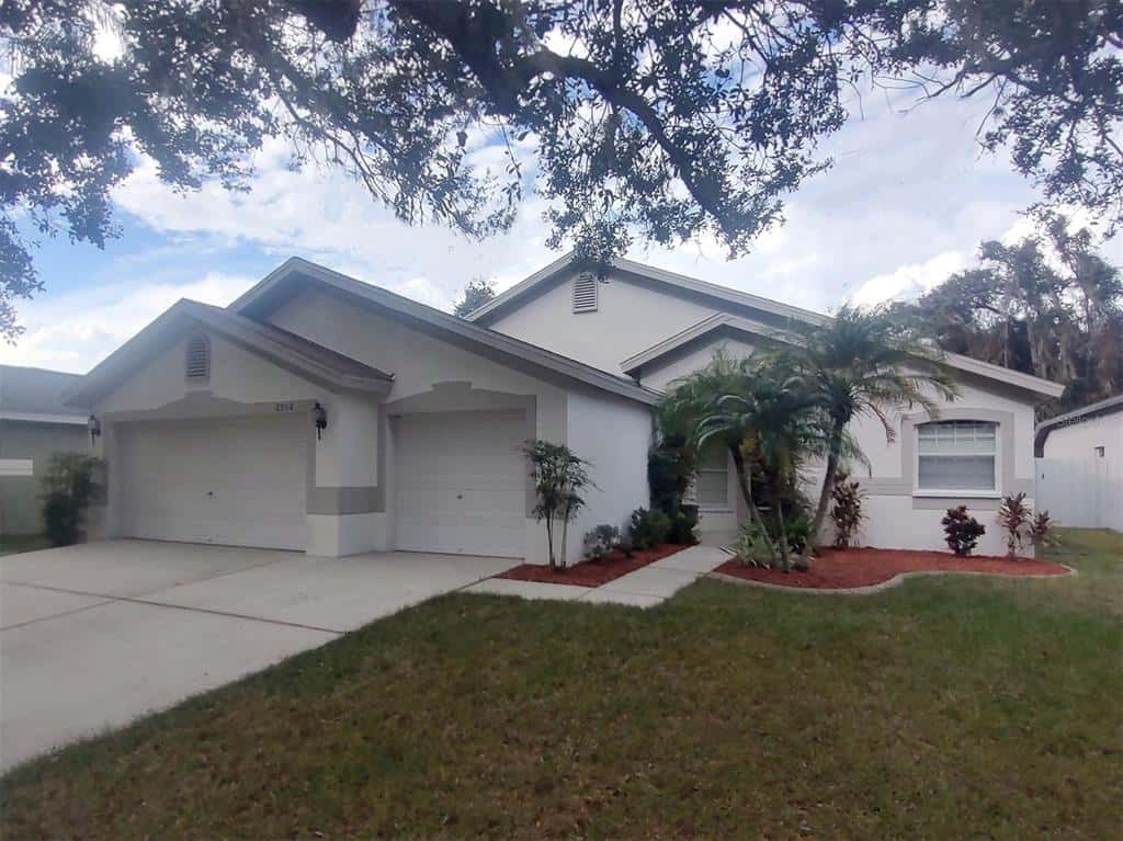 Single Family Residence in VALRICO