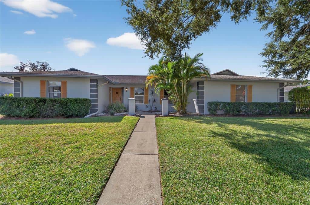Single Family Residence in LAKELAND