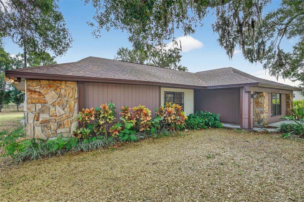 Single Family Residence in LITHIA
