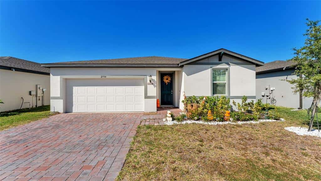 Single Family Residence in WINTER HAVEN