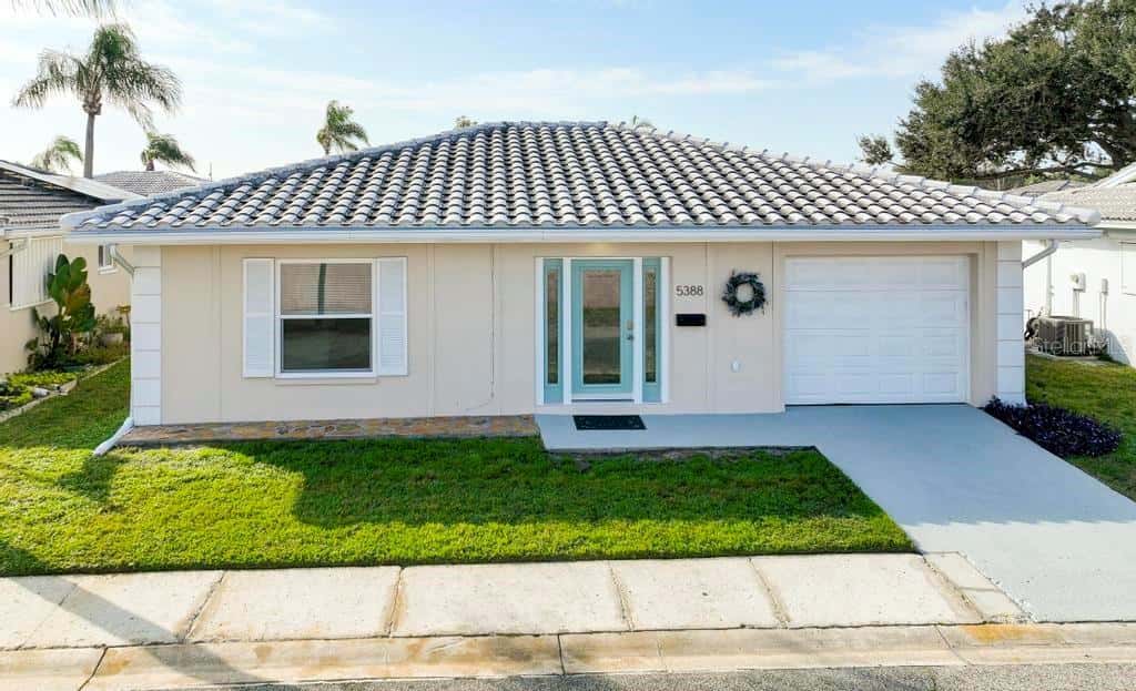 Single Family Residence in PINELLAS PARK