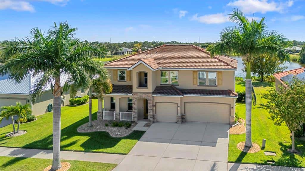 Single Family Residence in APOLLO BEACH