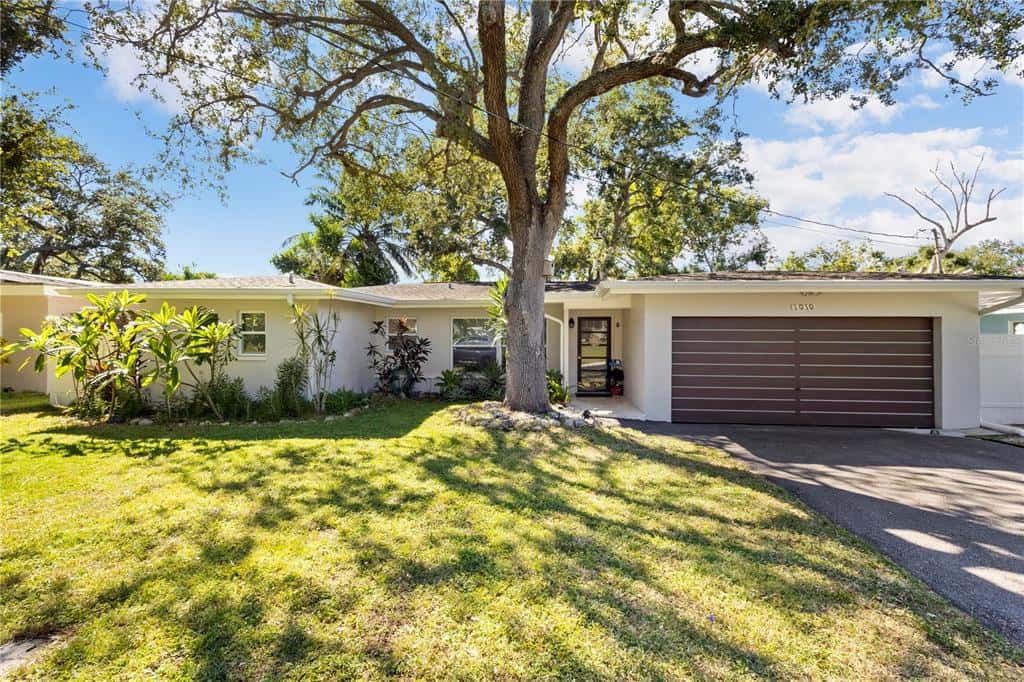 Single Family Residence in LARGO