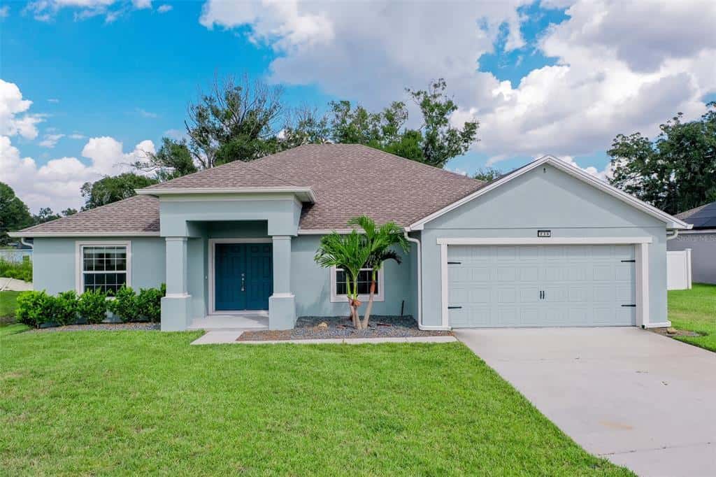 Single Family Residence in EAGLE LAKE