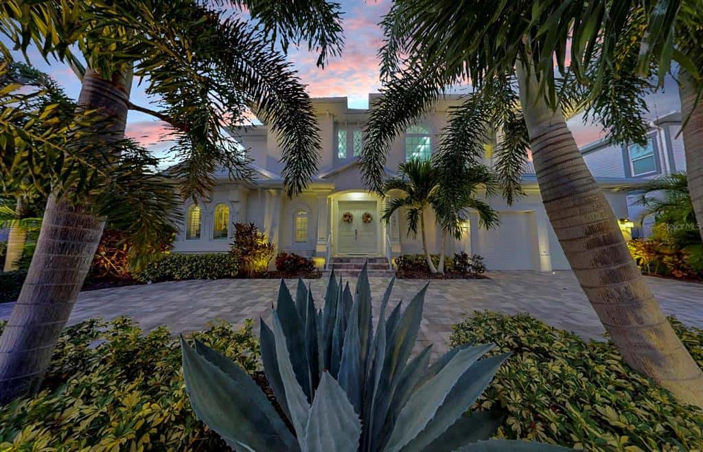 Single Family Residence in APOLLO BEACH