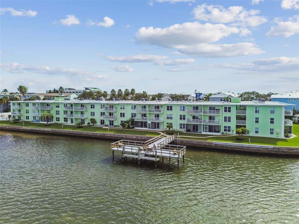 Condominium in DUNEDIN