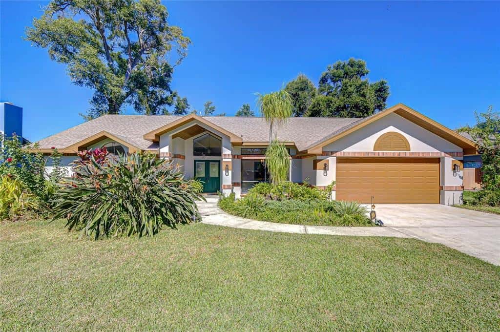 Single Family Residence in VALRICO