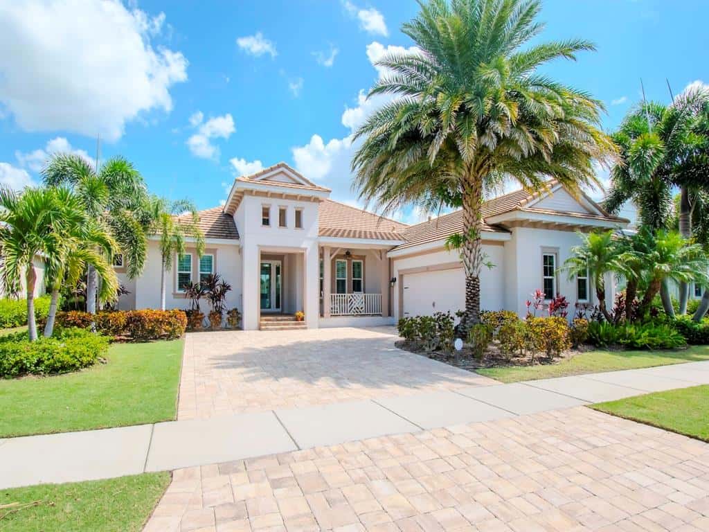 Single Family Residence in APOLLO BEACH