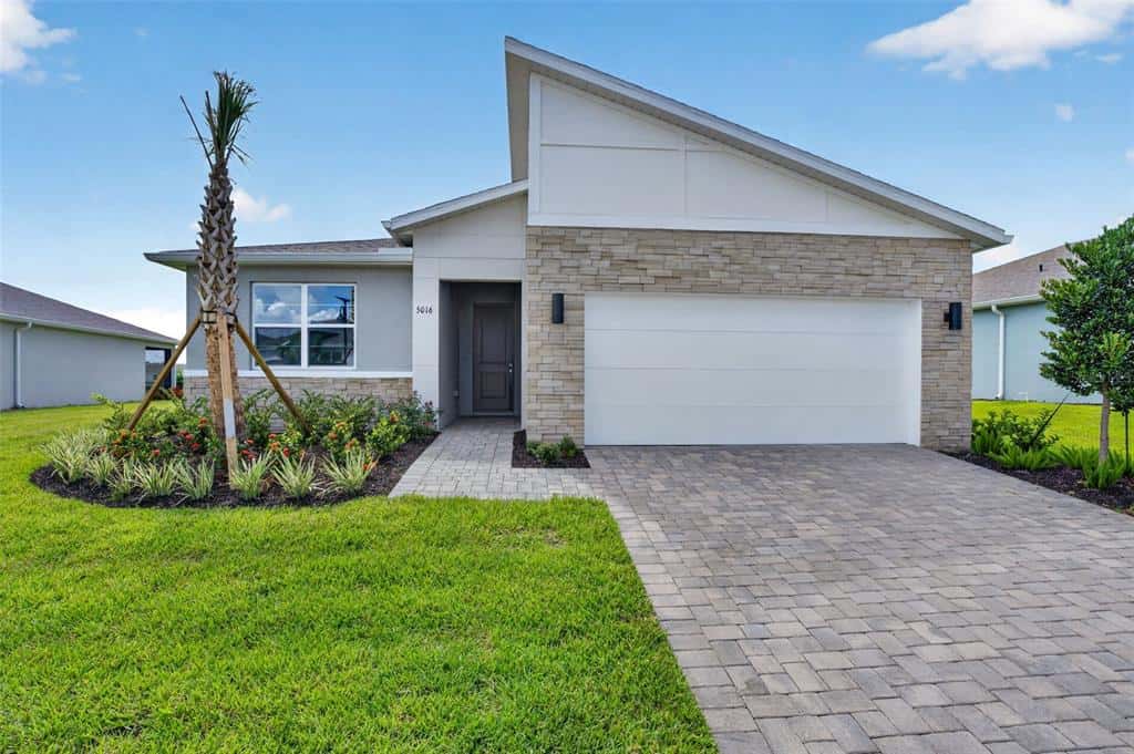 Single Family Residence in PARRISH