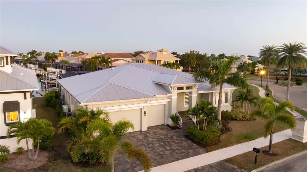 Single Family Residence in APOLLO BEACH