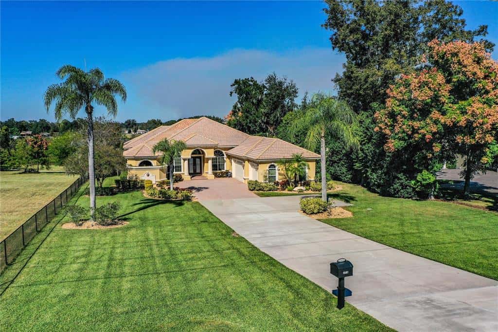 Single Family Residence in LAKELAND