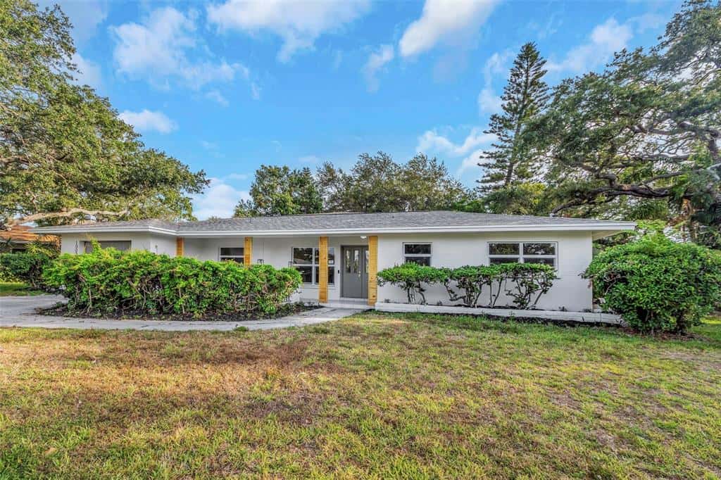 Single Family Residence in LARGO