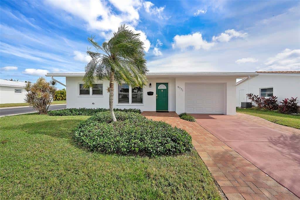 Condominium in PINELLAS PARK