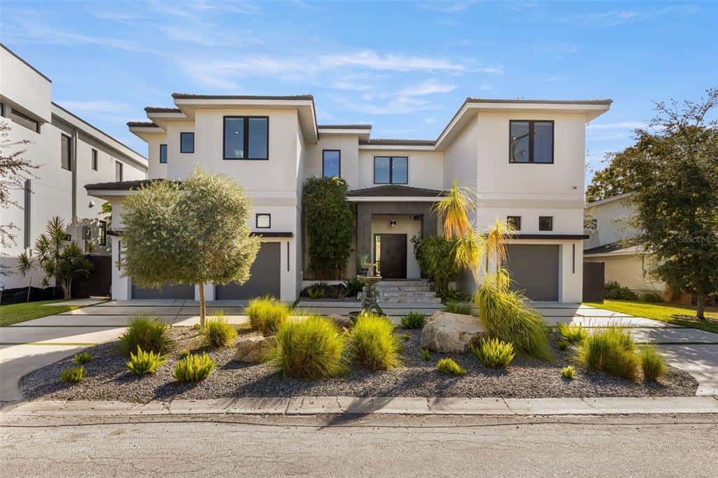 Single Family Residence in TAMPA
