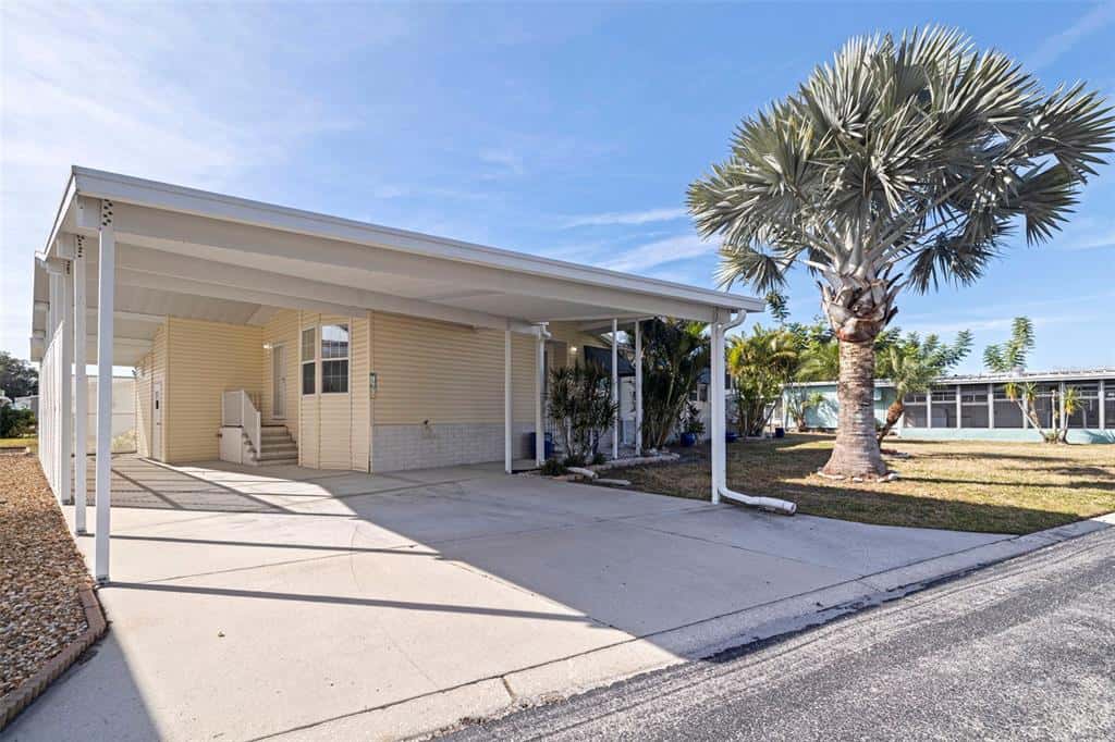 Manufactured Home in PINELLAS PARK