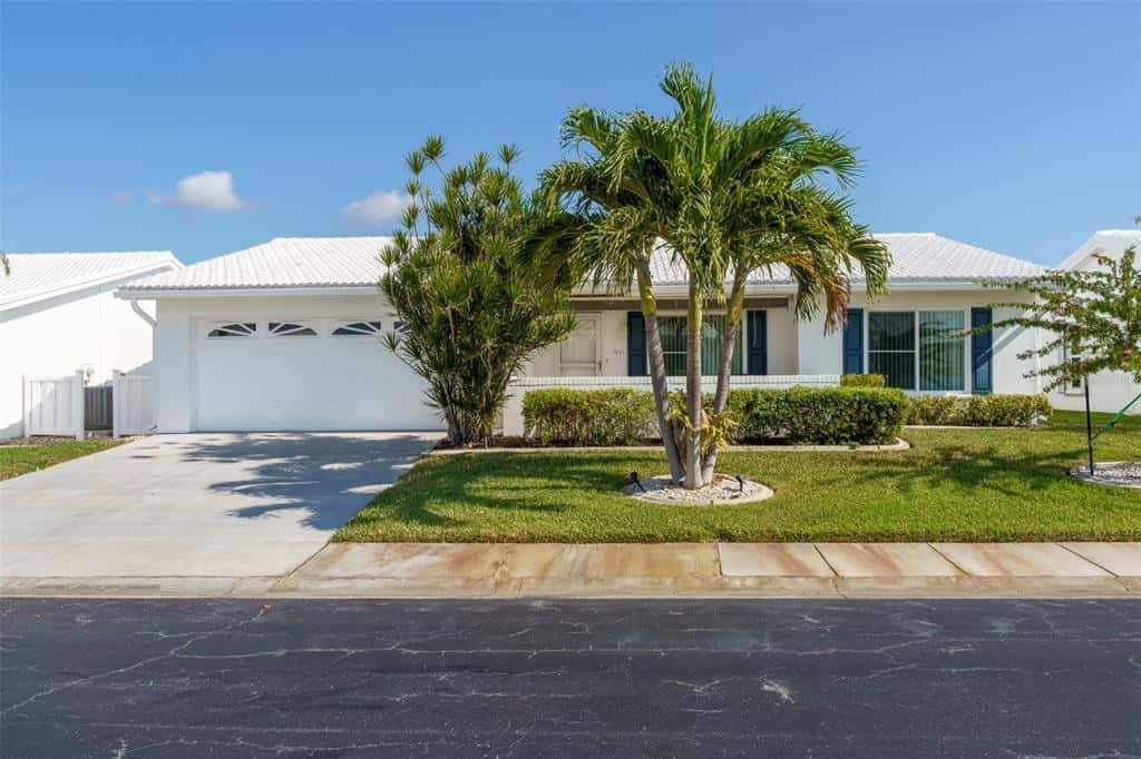 Single Family Residence in PINELLAS PARK