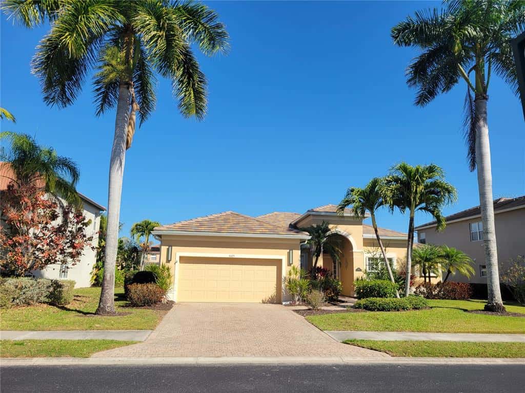 Single Family Residence in NAPLES