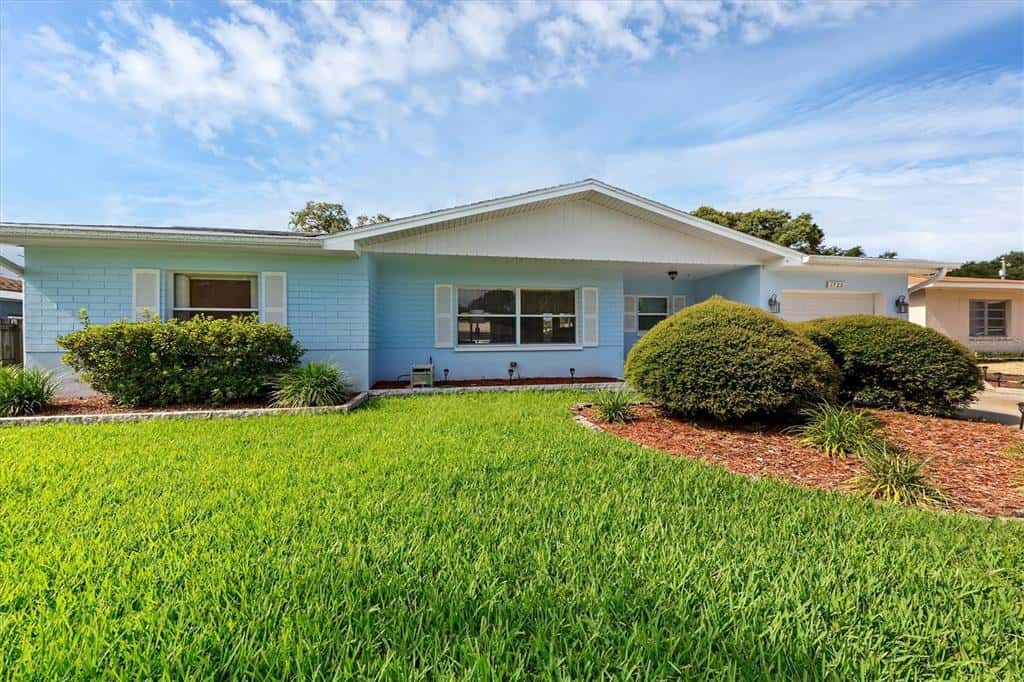 Single Family Residence in LARGO