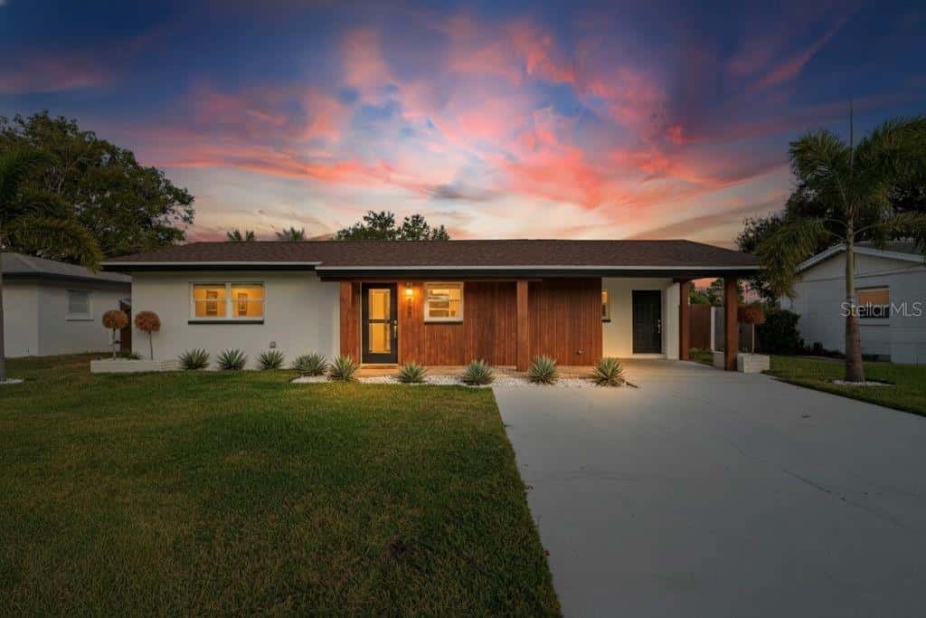 Single Family Residence in ST PETERSBURG
