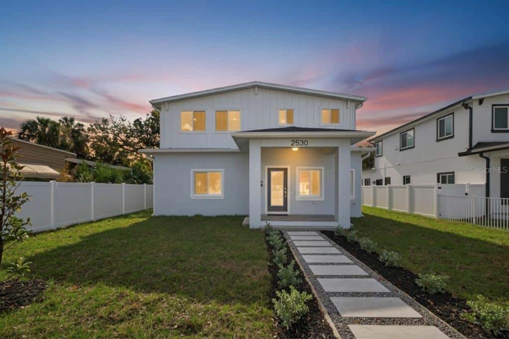 Single Family Residence in ST PETERSBURG