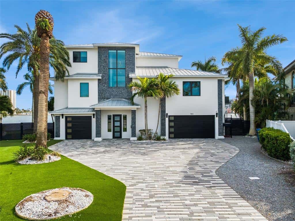 Single Family Residence in ST PETERSBURG