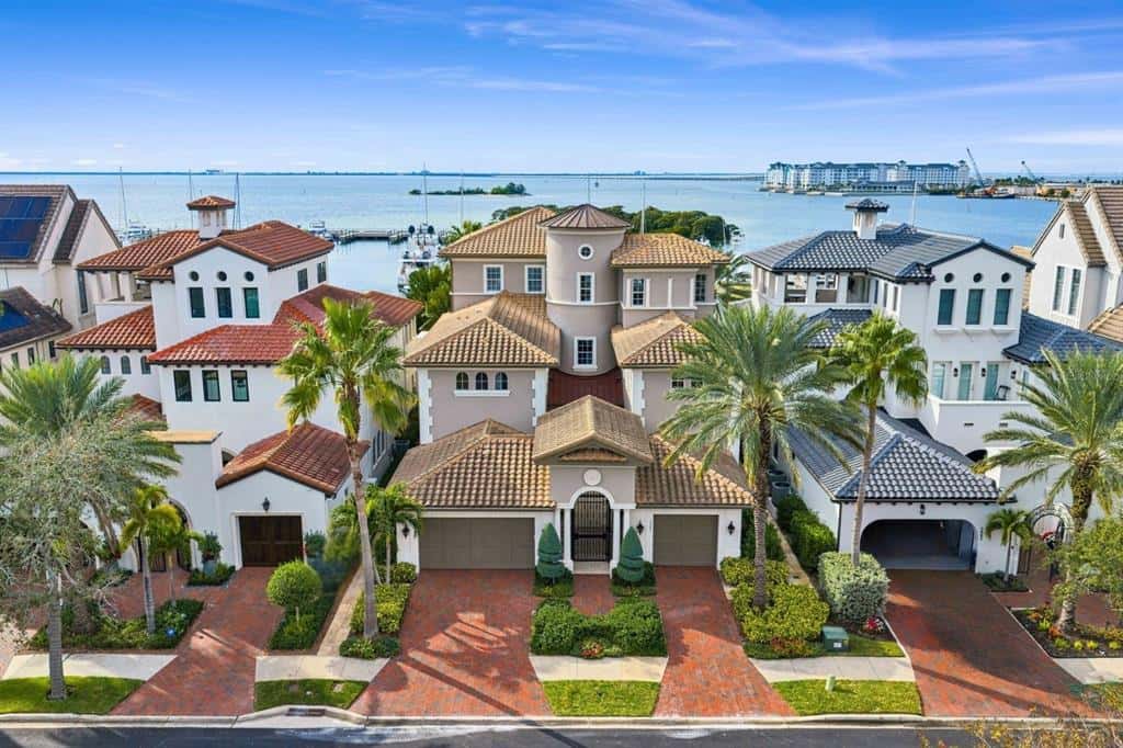 Single Family Residence in TAMPA