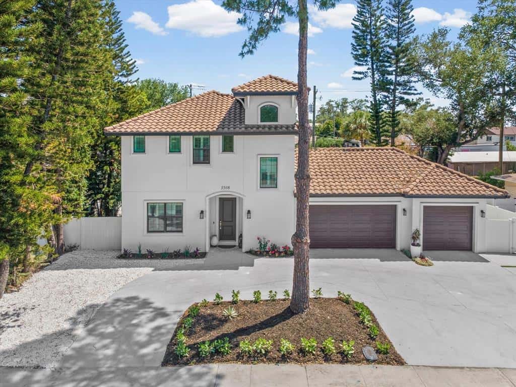 Single Family Residence in TAMPA