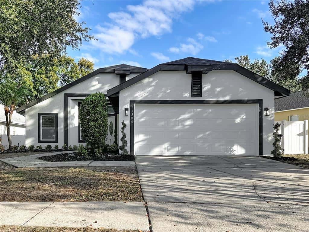 Single Family Residence in RIVERVIEW