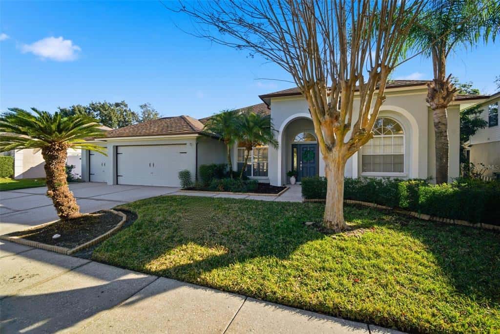 Single Family Residence in VALRICO