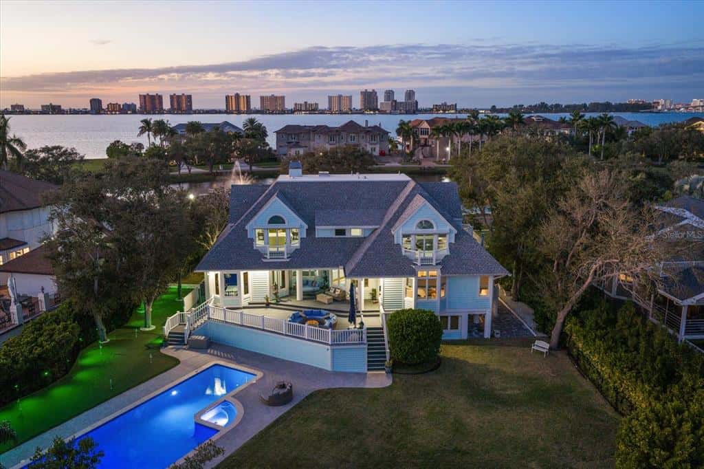Single Family Residence in BELLEAIR