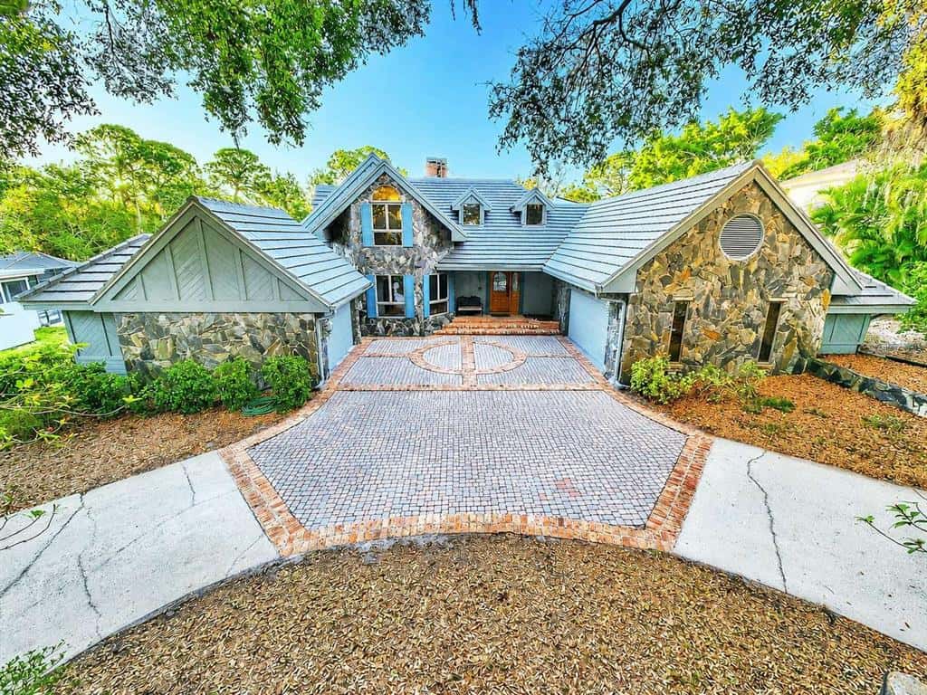 Single Family Residence in PALM HARBOR