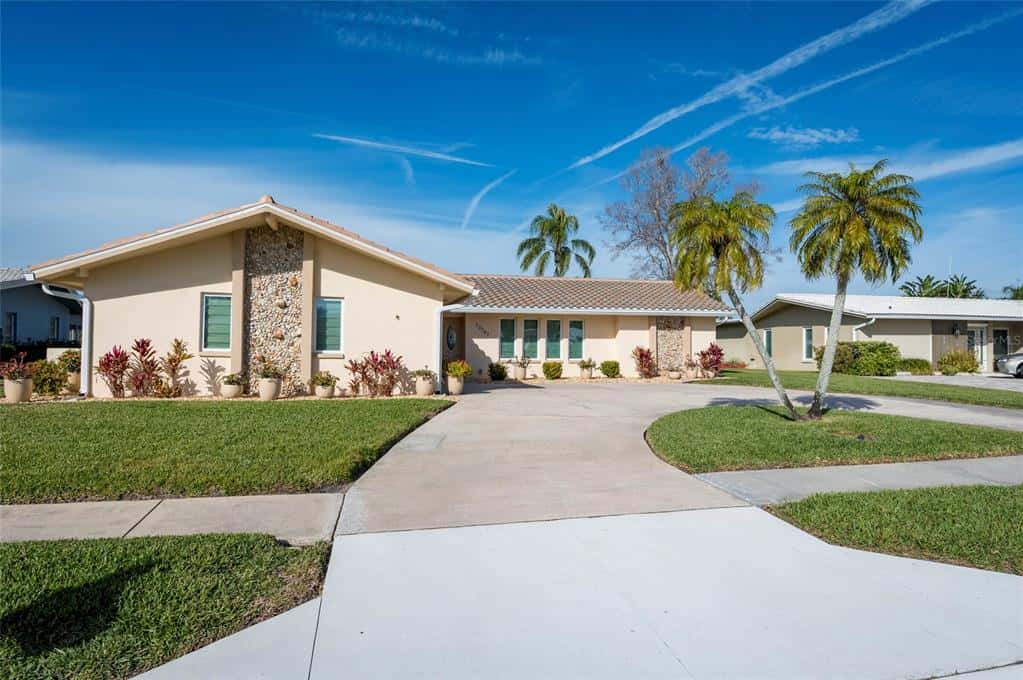 Single Family Residence in LARGO