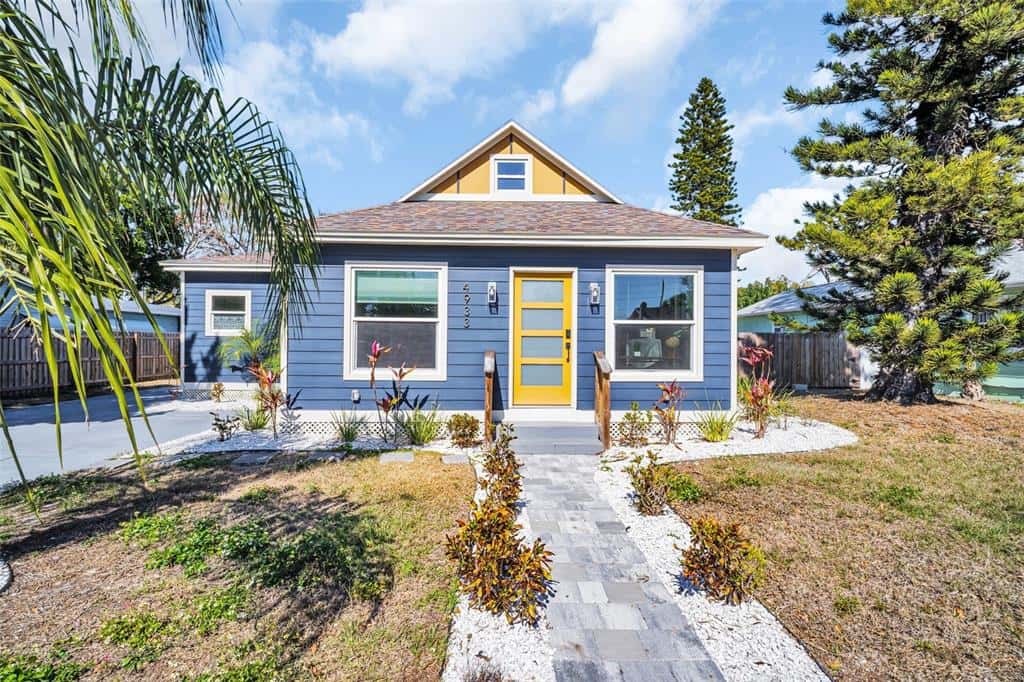 Single Family Residence in GULFPORT