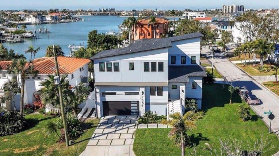 Single Family Residence in ST PETERSBURG