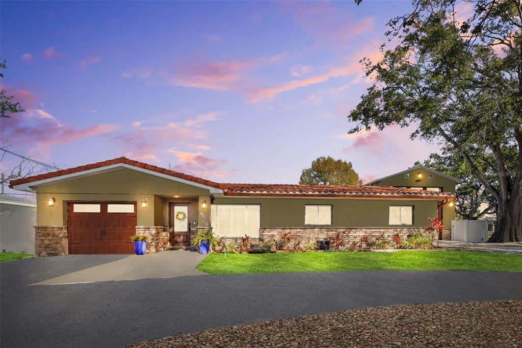 Single Family Residence in LARGO