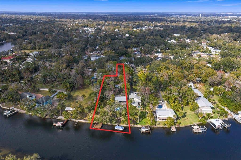 Single Family Residence in TAMPA