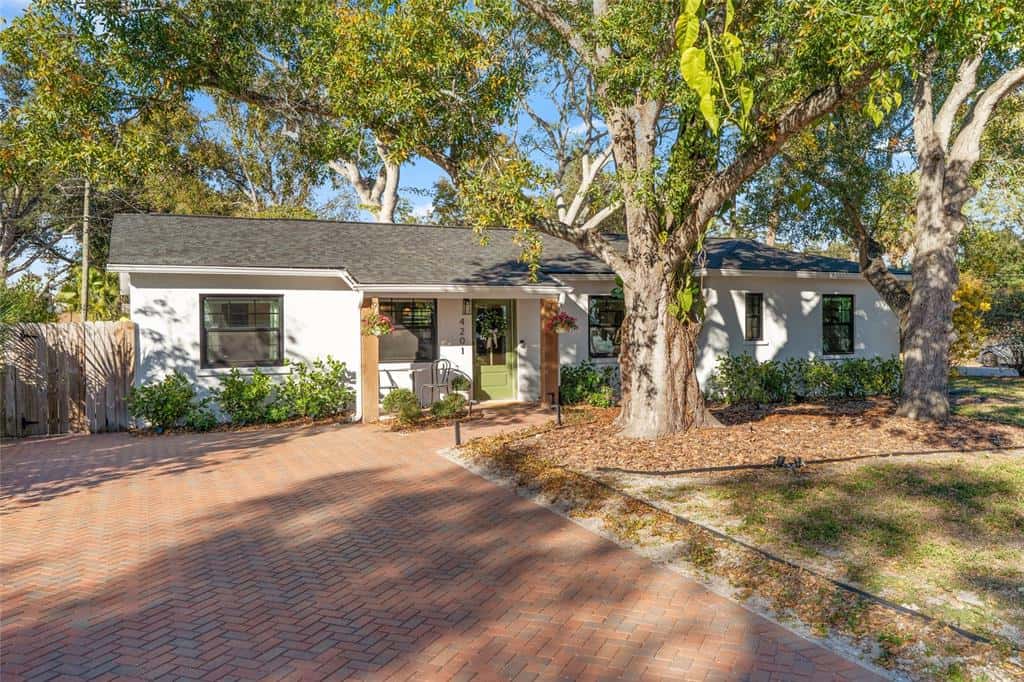 Single Family Residence in TAMPA