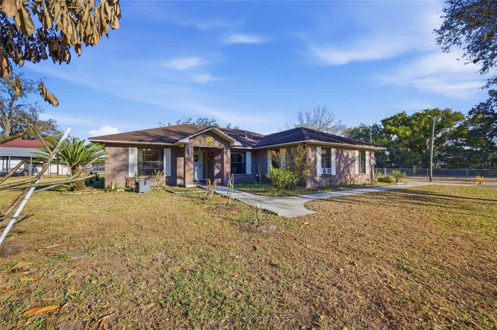 Single Family Residence in PLANT CITY