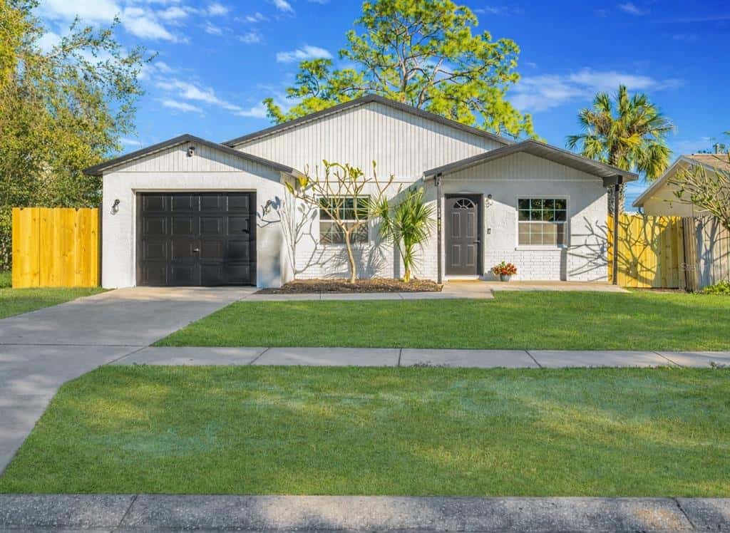 Single Family Residence in PINELLAS PARK
