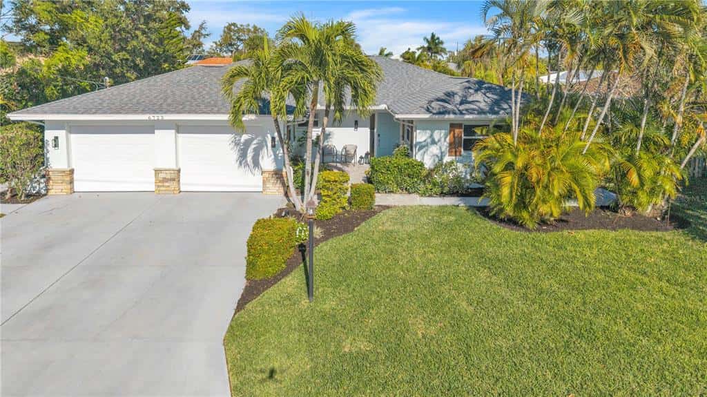 Single Family Residence in SARASOTA
