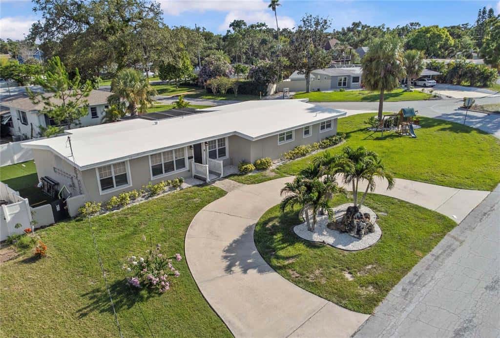 Single Family Residence in BELLEAIR