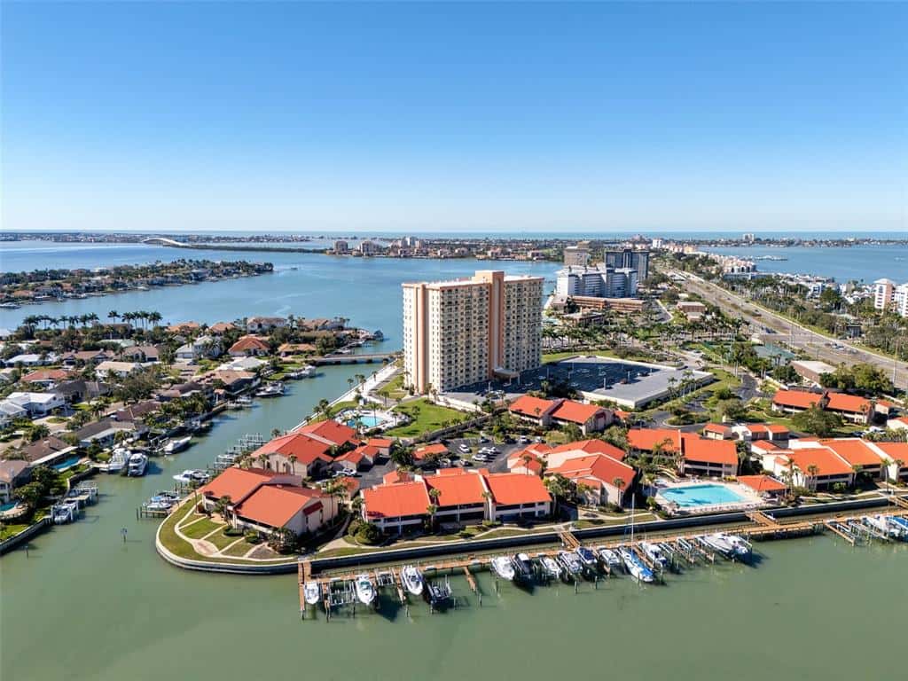 Condominium in ST PETERSBURG