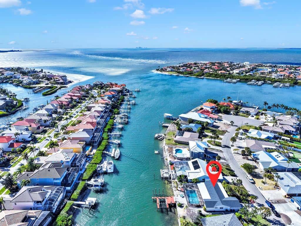 Single Family Residence in APOLLO BEACH