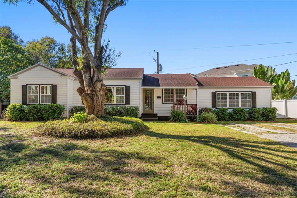Single Family Residence in TAMPA