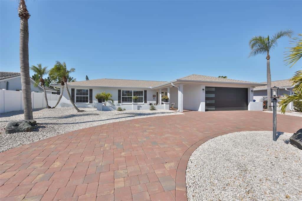 Single Family Residence in APOLLO BEACH