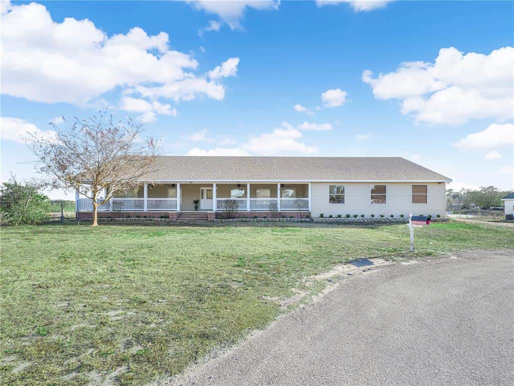 Single Family Residence in WINTER HAVEN