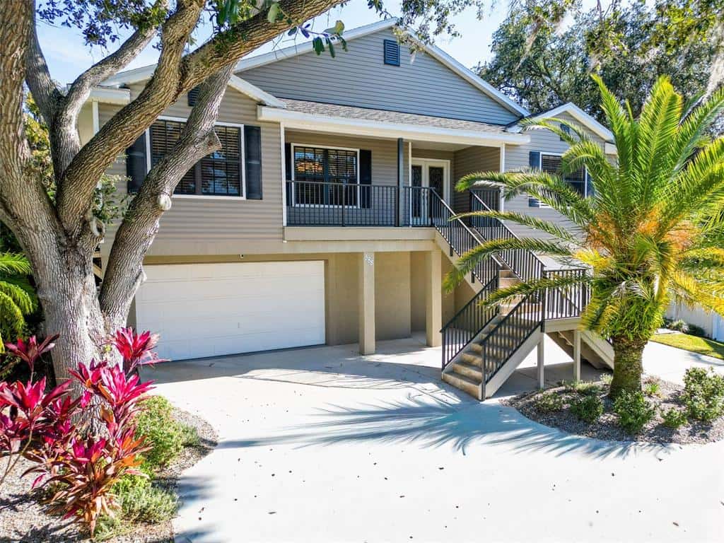 Single Family Residence in PALM HARBOR